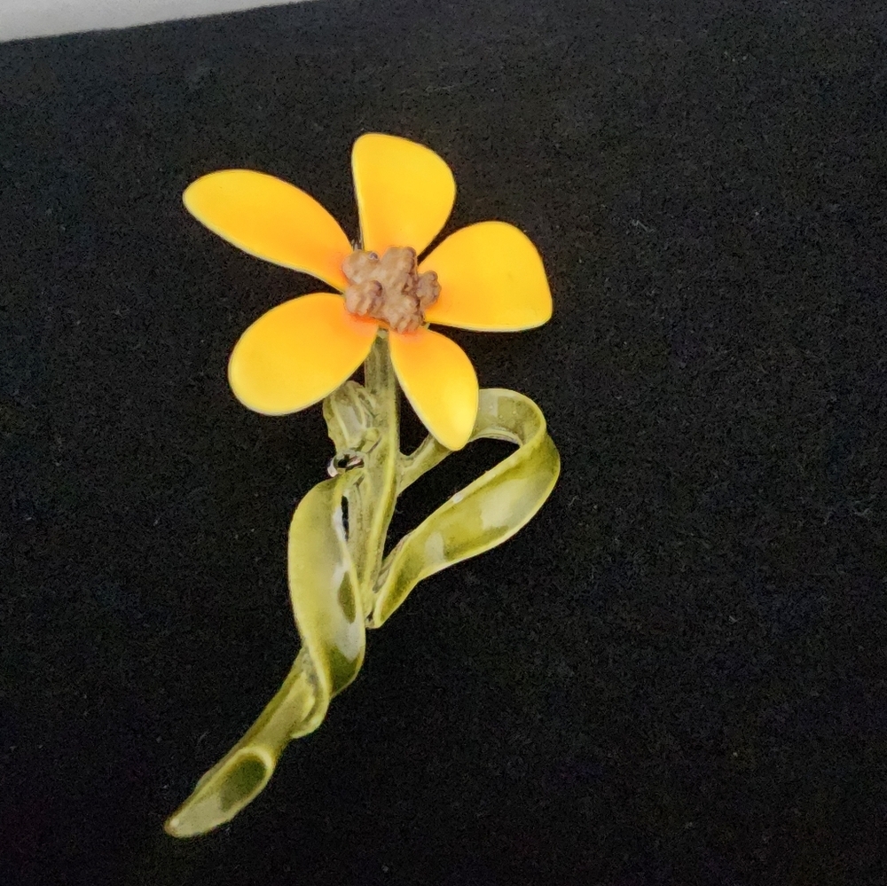 SE36 Vibrant Yellow Floral Brooch